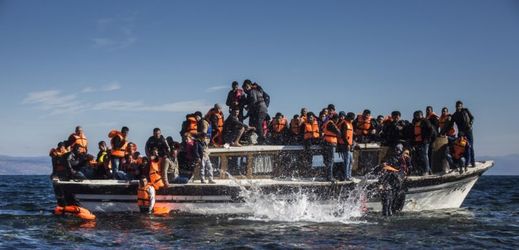Člun s uprchlíky připlouvajícími do Řecka.