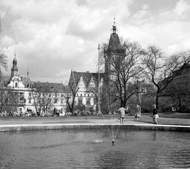 Karlovo náměstí v Praze na snímku z roku 1960. Dle odborníků je toto náměstí jedním z pražských míst, které nutně potřebuje revitalizaci.