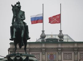 Ruská a petrohradská vlajka. Vlajky jsou v den smutku symbolicky spuštěny na půl žerdi.