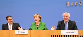 Předseda Sociálně demokratické strany (SPD) Sigmar Gabriel (zleva), kancléřka a předsedkyně Křesťanskodemokratické unie (CDU) Angela Merkelová a předseda Křesťanskosociální unie (CSU) Horst Seehofer.