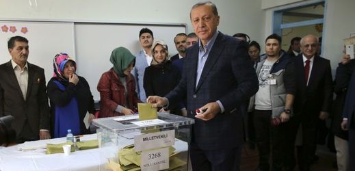 Turecký prezident Recep Tayyip Erdogan vhazuje svůj hlas do urny v předčasných parlamentních volbách.