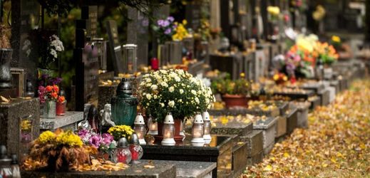 Dušičky jsou spojené s návštěvou hřbitova.