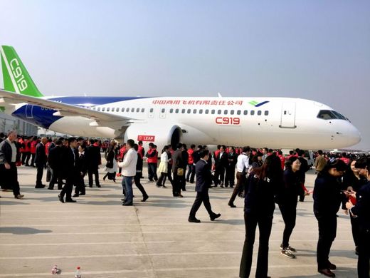 První čínské dopravní letadlo odrolovalo mimo hangár.