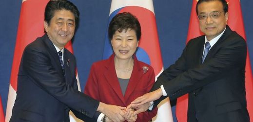 Zleva japonský premiér Šinzó Abe, jihokorejská prezidentka Pak Kun-hje a čínský premiér Li Keqiang.