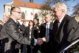 Hejtman Pardubického kraje Martin Netolický si třese rukou s prezidentem Zemanem.