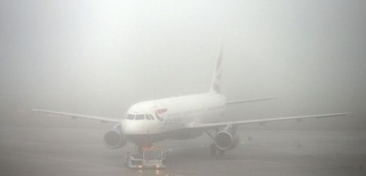 Mlha na londýnském letišti.