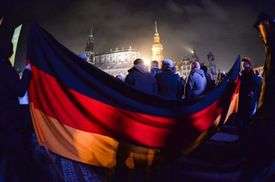 Demonstranti s německou vlajkou.