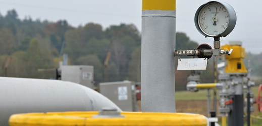 Zásobník na zemní plny - měřič příchozího tlaku u kavernového zásobníku (ilustrační foto).