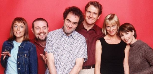 Protagonisté britského komediálního seriálu Šest v tom, jehož první řada byla natočená v roce 1997.