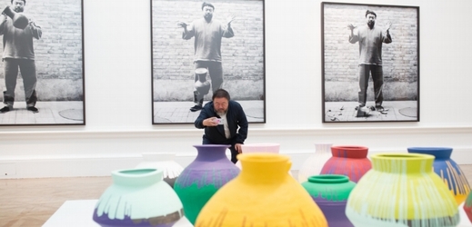 Čínský výtvarník Aj Wej-wej a jeho barevné vázy v Královské akademii výtvarných umění v Londýně, která uspořádala jeho retrospektivní výstavu.