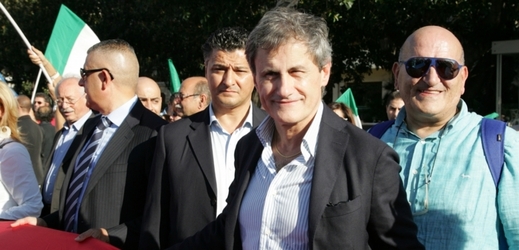 Mezi zatčenými je i Gianni Alemanno, bývalý starosta Říma (druhý zprava).