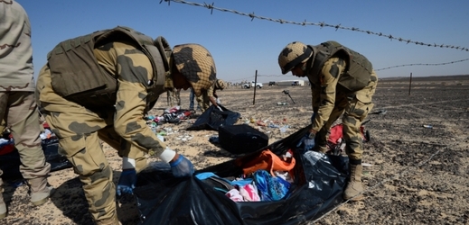 Egyptští vojáci shromažďují osobní věci obětí letecké nehody. Letadlo směřující do Petrohradu v Rusku havarovalo na egyptském Sinajském poloostrově.