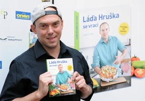Kuchařka Ládi Hrušky s názvem Vaříme s Láďou Hruškou se stala nejprodávanějším titulem roku 2014.