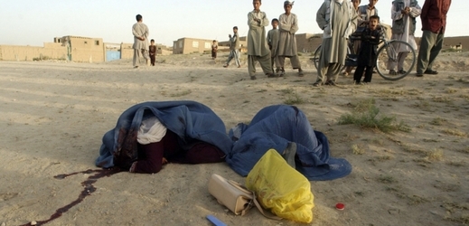 Dvě afghánské ženy zastřelené bojovníky Talibanu za údajnou prostituci s vojáky Spojených států. Provincie Ghazní, Afghánistán.