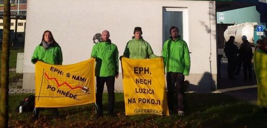 Aktivisté z ekologického hnutí Greenpeace včetně několika Čechů zablokovali 3. listopadu elektrárnu Deuben nedaleko Lipska, která patří české společnosti EPH.