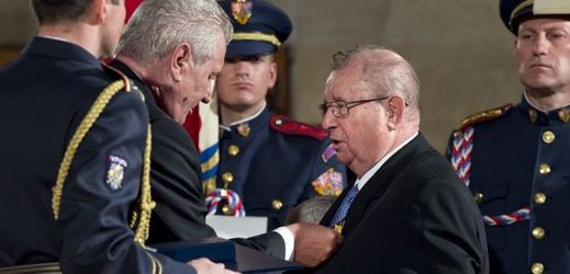 Miloš Zeman předává vyznamenání Miroslavu Tomanovi.
