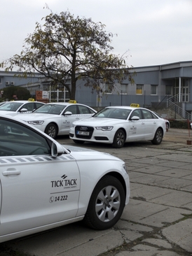 Automobily Audi A6 Taxi služby Tick Tack, která splňují i ta nejpřísnější měřítka kvality. Do vozidel je instalována řada moderních prvků, ať už zrcátkové taxametry, platební terminály, Multimedia Passenger System, nebo Wi-Fi.