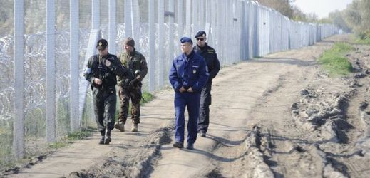Slovenští policisté na hranicích (ilustrační foto).