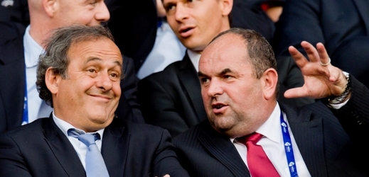 Fotbalová asociace ČR hodlá při volbě prezidenta FIFA podporovat současného předsedu evropského fotbalu Michela Platiniho. 
