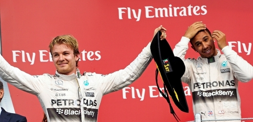Rivalita mezi Nicem Rosbergem (vlevo) a Lewisem Hamiltonem nadále doutná.