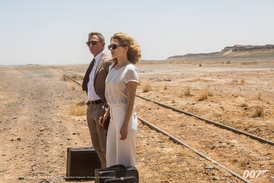 James Bond (Daniel Craig) a Madeleine Swann (Léa Seydoux) v Maroku v nejnovější bondovce Spectre.