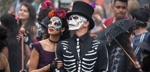 Estrella (Stephanie Sigman) a James Bond (Daniel Craig) v přestrojení na festivalu Den mrtvých v novém snímku Spectre.