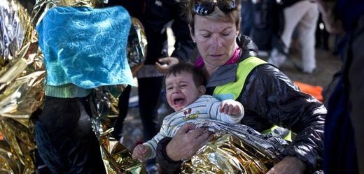 Dobrovolnice pečuje o dítě uprchlíků na řeckém ostrově Lesbos.