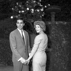 Rakouská herečka Romy Schneiderová a francouzský herec Alain Delon, na snímku v den jejich zasnoubení 22. března 1959 ve Švýcarsku.