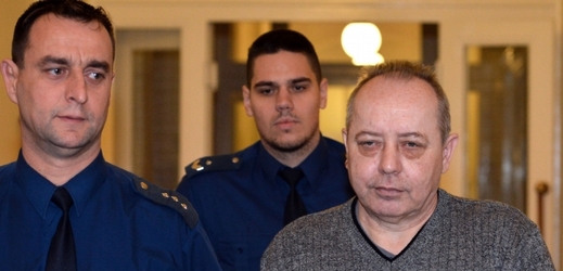 Řidič pražského dopravního podniku Štefan Nehilla napadl nožem ve stanici Kačerov svou exmanželku. Původní trest mu byl snížen o jeden rok.