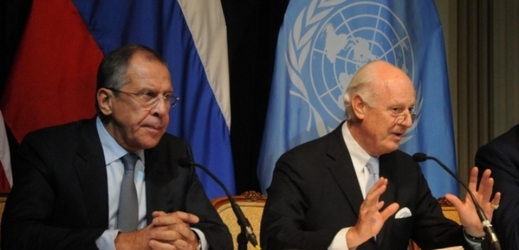 Ruský ministr zahraničí Sergej Lavrov (vlevo) a zvláštní zmocněnec OSN Staffan de Mistura.