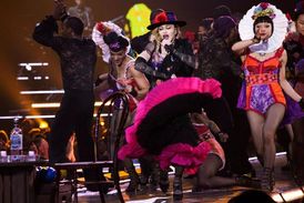 O kostýmy se Madonně během turné stará přibližně šedesát lidí.