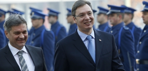Bosenský premiér Denis Zvizdić (vlevo) a předseda srbské vlády Aleksandar Vučić.