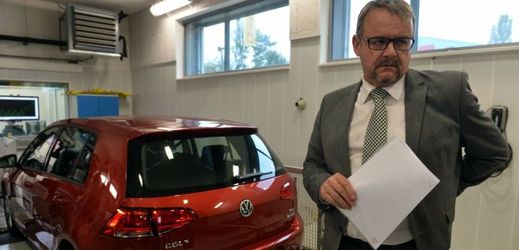 Ministr dopravy Dan Ťok u zkoušek vozidel testovaných v souvislosti s problematikou dieselových motorů z koncernu Volkswagen.