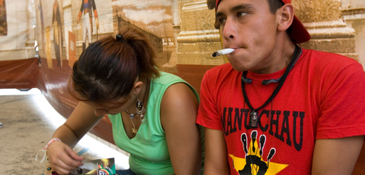 Mladí kouří marihuanové cigarety potom, co soud v Mexiku 29. dubna povolil držení malého množství marihuany (ilustrační foto).