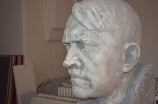 Půlmetrová hlava nasictického diktátora Adolfa Hitlera vytesaná z mramoru.