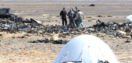 Ruská inspekce vyšetřuje v troskách spadlého letadla.