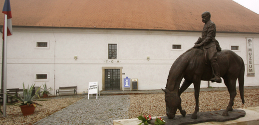 Muzeum v Lánech - před muzeem je jezdecká socha T. G. Masaryka.