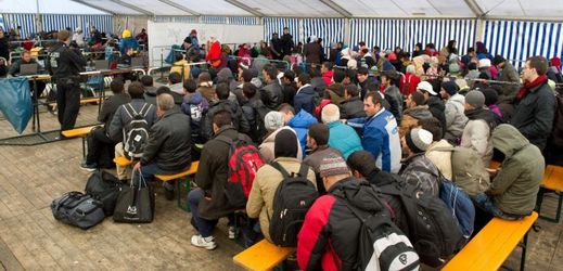 Uprchlíci čekající na registraci v servisním stanu, Německo.