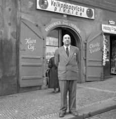 Chilský básník Pablo Neruda v pražské Nerudově ulici. V pozadí Restaurace U Nerudy. Rok 1949.