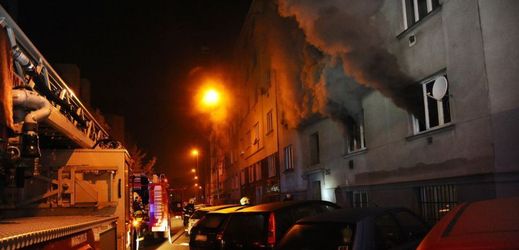 V Přípotoční ulici poblíž vršovického nádraží hořelo v noci na 6. listopadu v pětipatrovém domě. Při požáru zemřel jeden člověk, dvě osoby se zranily.