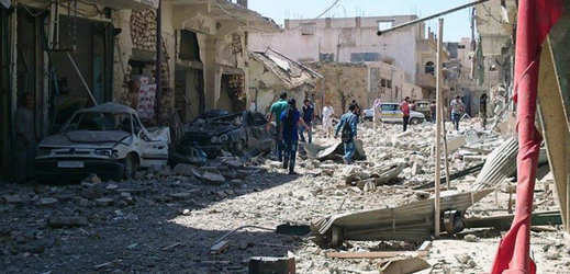 Obrázek z rozmombardované Rakky v září 2014 po náletech syrské armády při útoku na centrum Islamského státu.