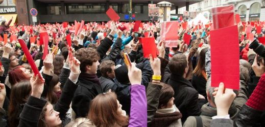 U příležitosti oslav výročí 17.listopadu vystavily tisíce lidí prezidentu Miloši Zemanovi protestní červenou kartu. Národní třída v Praze, 2014.