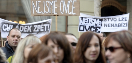 Bývalí studenti speciální pedagogiky Univerzity Jana Amose Komenského a jejich příznivci demonstrovali 24. října v Praze před budovou ministerstva školství. 