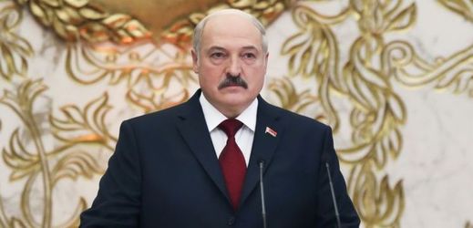 Běloruský prezident Alexandr Lukašenko skládá přísahu během inauguračního ceremoniálu v Paláci nezávislosti v Minsku, Bělorusko.