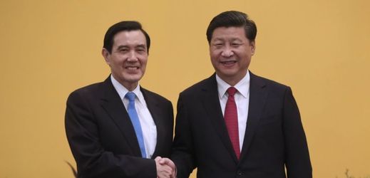 Čínský a tchajwanský prezident zahájili historický summit v Singapuru.