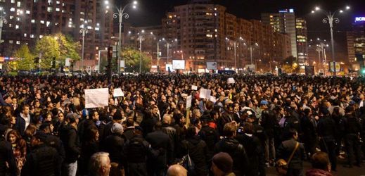 Lidé protestují na Vítězném náměstí před sídlem vlády v Bukurešti