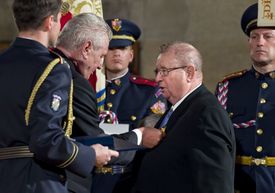 Podnikatel a politik Miroslav Toman přebírá medaili od prezidenta Miloše Zemana.