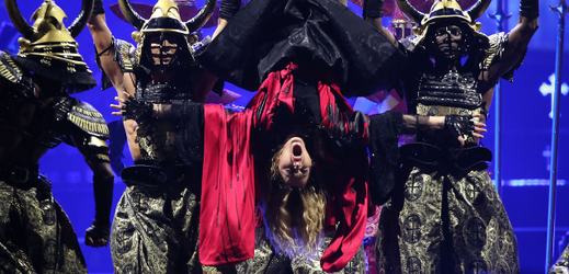 Madonna hlavou dolů. Koncert v Cologne, Německo.