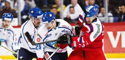 Hokejisté podlehli na turnaji Karjala v Helsinkách domácímu Finsku 1:2 a zůstávají po dvou zápasech bez bodu. 
