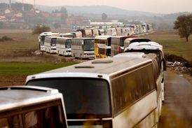 Autobusy odvážející uprchlíky do Preševa.